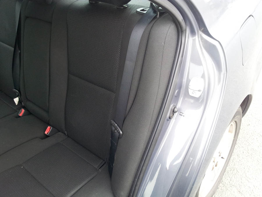 Toyota Avensis T3-X seat-belt-passenger-side-rear